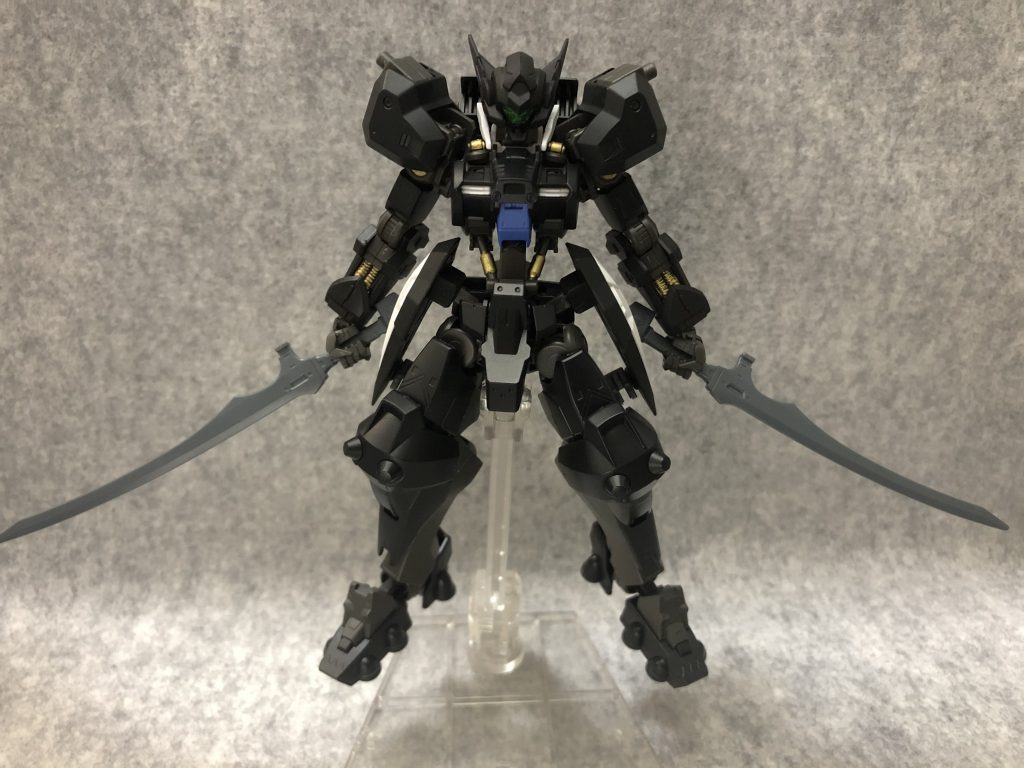 主武装は強化サーベル「シラヌイ」と「ウンリュウ」。前2枚の画像のように、未使用時はサイドアーマーにマウントしています。