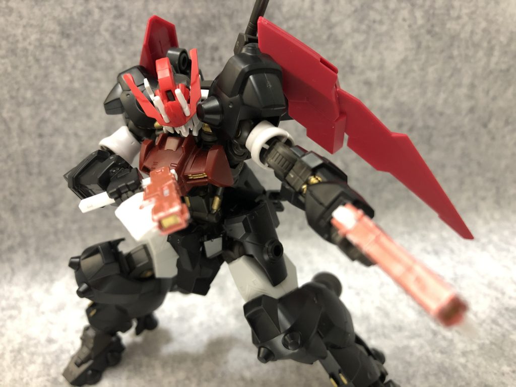ピストルはガンダムマーカーのメタリックレッドで塗装しています。