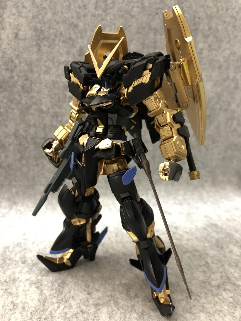 バックパックのハードポイントにジョイントアームを介して試製71式防盾を装備した状態です。

この状態では左腰部にトツカノツルギをマウント。
ビームサーベルは左腕部にマウントします。