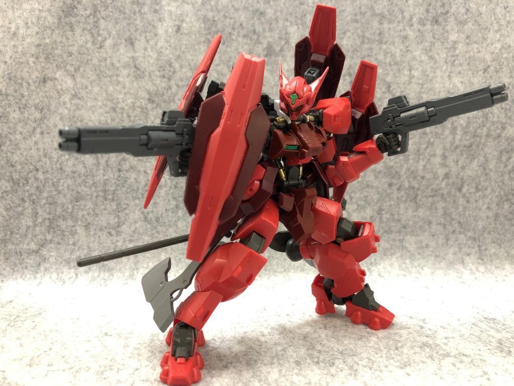 GNビームサブマシンガンを2丁装備。
バックパック側のシールドはアームのおかげでフレキシブルに可動します。