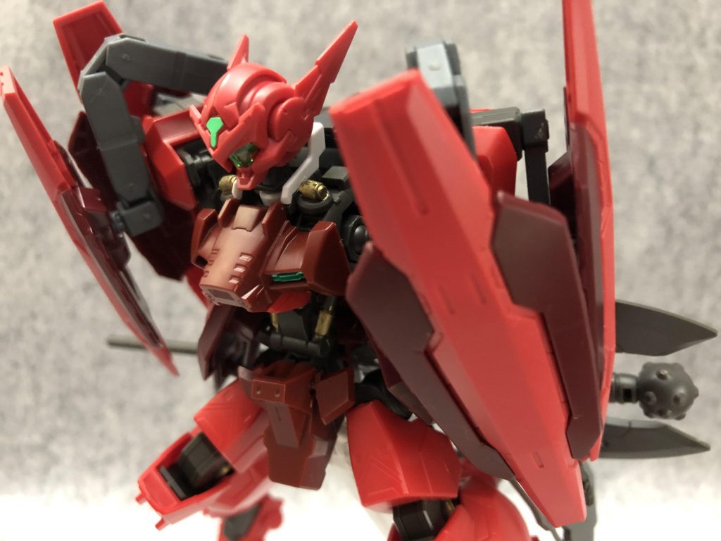 シールドを前面に移動させ、粒子をまとって突撃したり…。
2丁銃、ガトリング、斧と…武装の元ネタはゲッター1系列機です。赤いので。