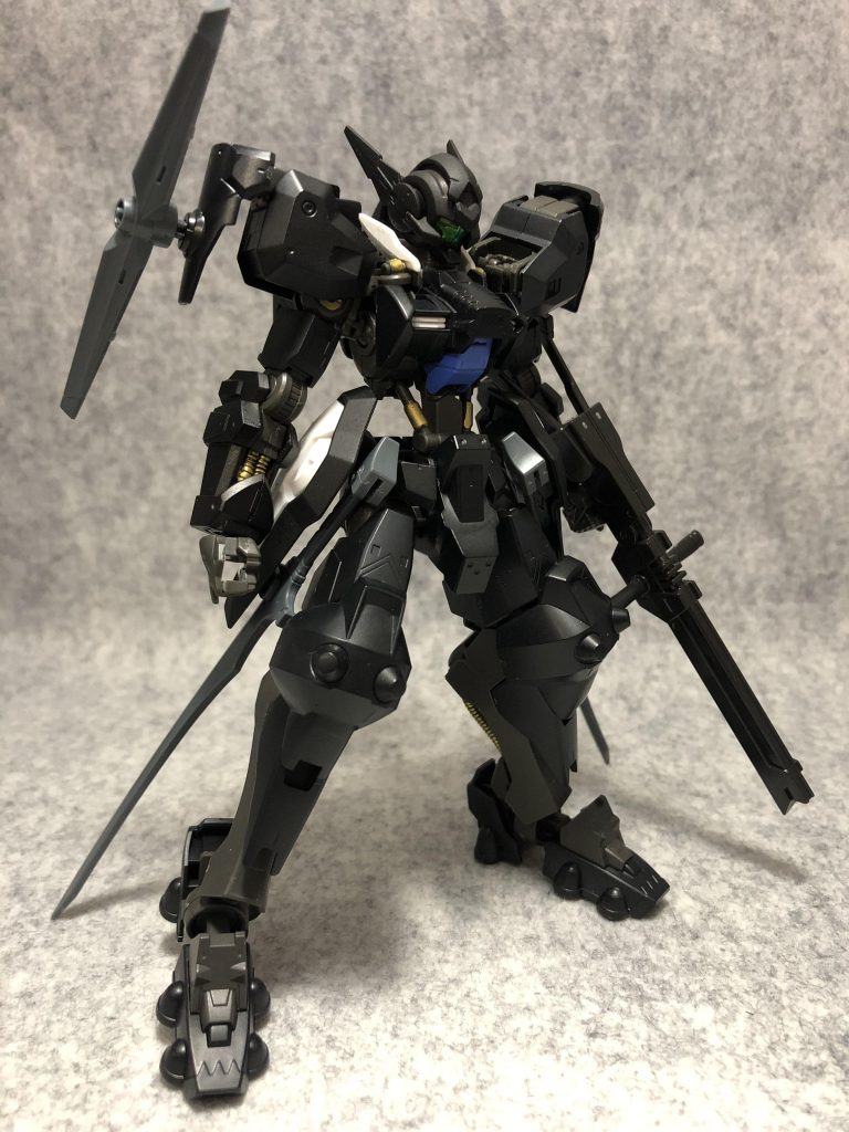 左腕にリニアライフルを持たせ、右肩のハードポイントにディフェンスロッドを装備。
ディフェンスロッドと肩部の中継はウヴァルのサイドアーマーで。