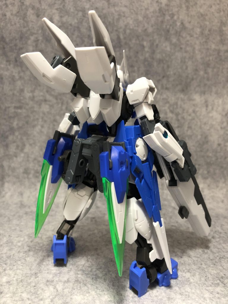 リア。

脚部ふくらはぎの部分をバエルのものに変更しています。

バックパックはバエルの翼を外し、ヴァーチェの腕部装甲を付けてスラスターにしています。
リアアーマーにはアームを増設し、GNカタールを左右1基ずつマウント。