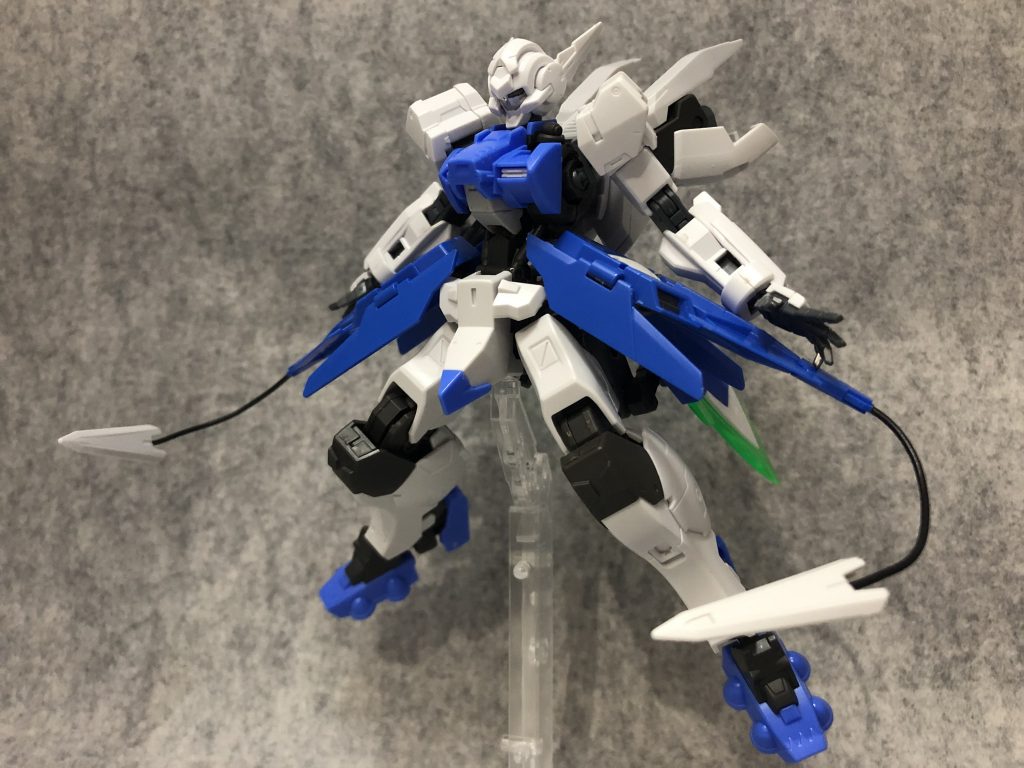 「SGNSⅡビット/GNソードアンカー」

サイドアーマーのスーパーGNソードⅡ刀身部はビットになっています。
またビットの先端部は有線で射出することが可能。

スーパーGNソードⅡをそのまま使用しているのでギミックを活かしました。リード線は適当なキットから。