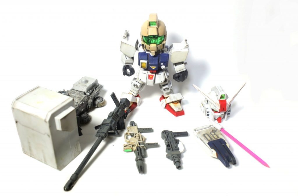 全装備一覧。
HGのミサイルランチャーも似合いそうだったので使おうかなと思ったんですがそもそも組んでなかったので今回はパス。
ゲスト出演のブラッドハウンドはHGUCです。