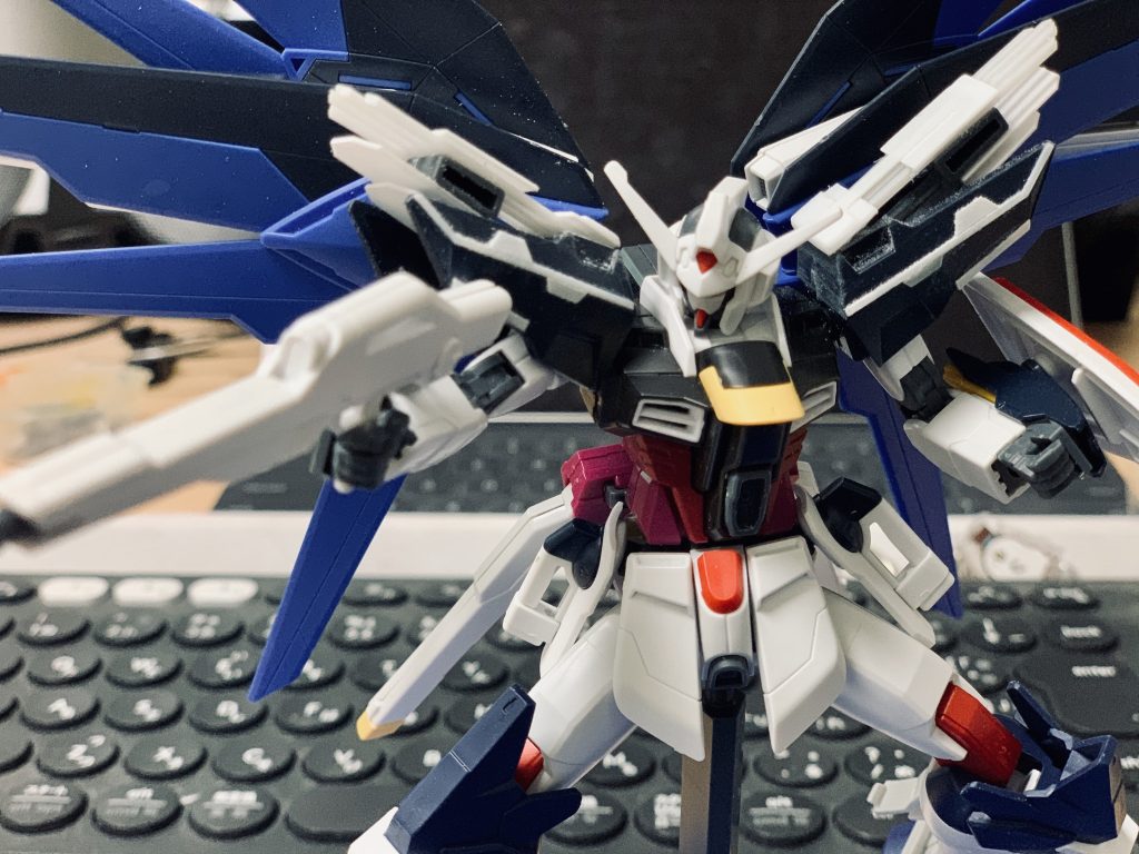 黒く塗ったらほぼ見えなくなってしまったけど、そこそこプラ板で盛り付け
形のセンスはまだまだですね……