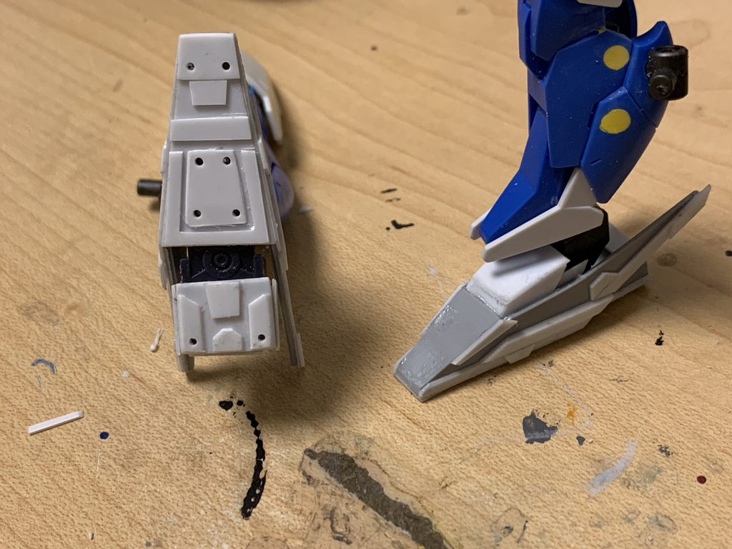 足はクスィーガンダムを参考にプラ板で。
足裏はもうちょっと頑張って細かいディテールになるよう次回から頑張る