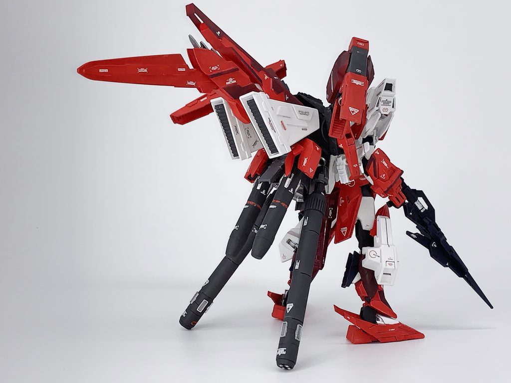 白もいいけど、黒いプロペラントタンクってかっこいいですよねー
台形のバーニアみたいな部分はプラバンです。
中央に一本伸びているテールスタビライザー的なものは、
HGバエルのウイング?を利用してます。
先端の角度が変えられるので、それでバランスを取るイメージです。