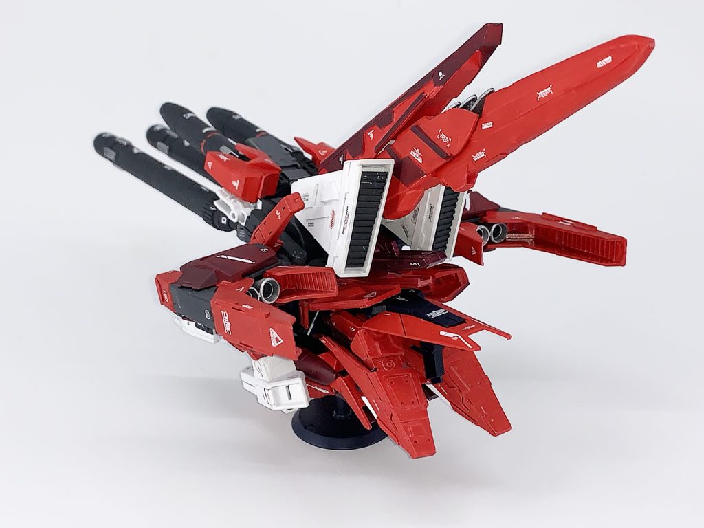 背後から。
足もプラ板でスクラッチしたのだけど、足裏の色塗り分けし忘れてる
あと脚横の白い部分にバーニアパーツつけ忘れてるわw
んでもまぁ、後方に推進力がうまく集まったかな。