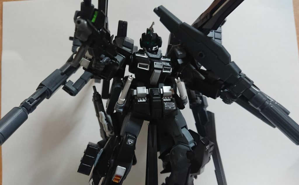 ここから、if設定、オリジナル設定あります。

・一年戦争終戦後、オーガスタ極秘研究所にあった一つの資料………PR計画………EXAMと呼ばれるシステムをベースに改良、教育方コンピューターを通じてパイロットに伝達。機体の性能を引き出すシステム「HADES」を搭載したMS、ペイルライダー
 
 その機体はコストの高さ等から生産された数は少ない。しかし、その中には幻のプランがあった………宇宙空間での長期戦、対艦、多数のMS戦闘を想定したプラン機体………それが…「ブラッカリィ・ペイルライダー」である。