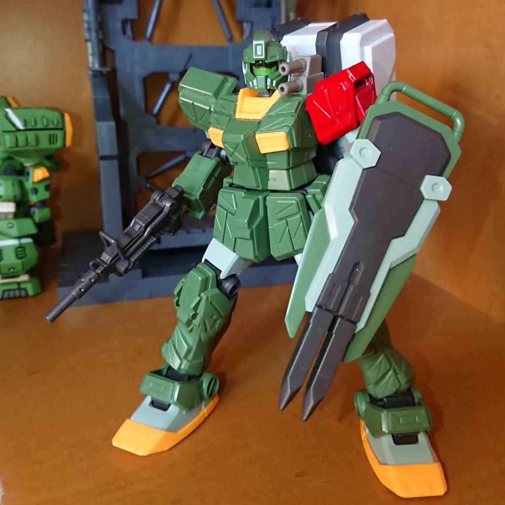 基本武装は100mmマシンガン。
シールド裏には陸ガンのシールドに付いているスタンドを接着してあります。