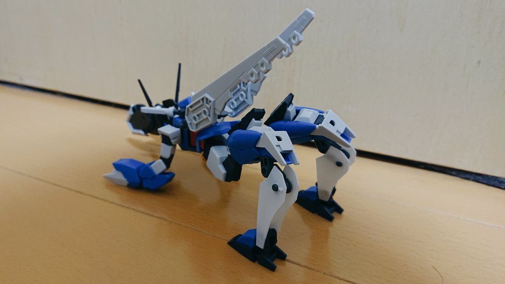 足の強度確保に苦戦・・・(-_- )
可動範囲を狭めざるおえませんでした。