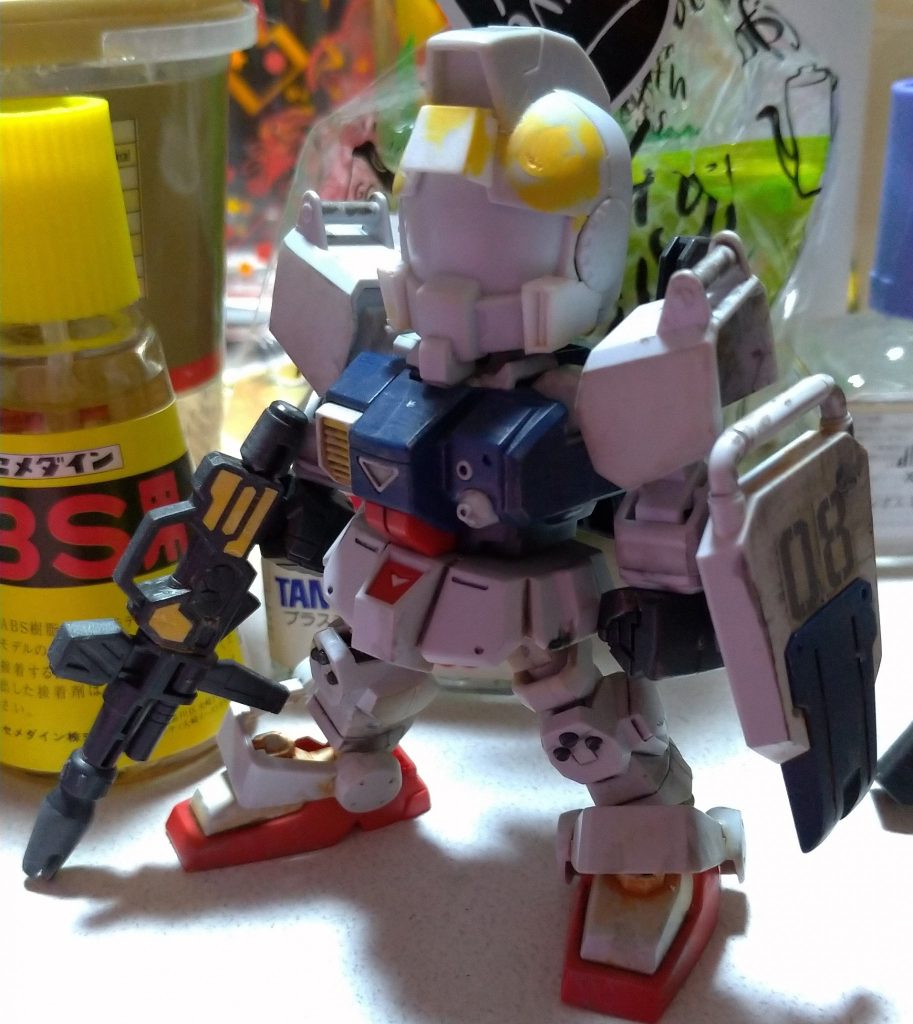 塗装前ジム頭。
CSフレーム付属のジム頭をプラ板とポリパテで改造です。
100番台ジムと陸戦型ジムだと結構顔つきが違うんですが、SDだと小改造でそれっぽくできたと思います。
ビームライフルもついでに埋めておきました