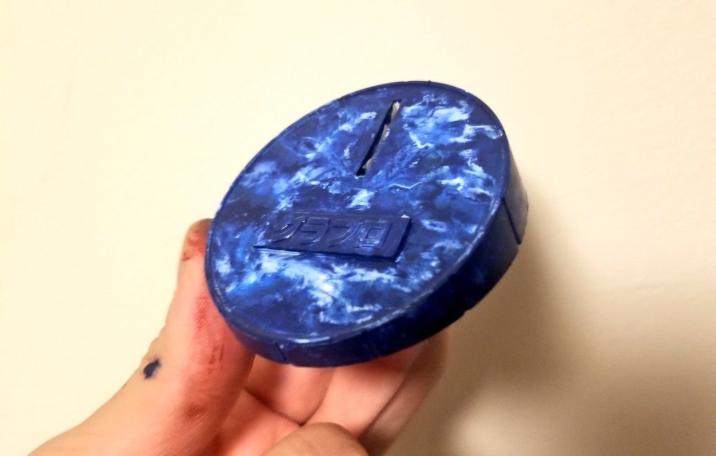 台座塗装
これも水性クレオスで筆塗りしてます。
下地上からミッドナイトブルー全体に塗装してから塗料を良い感じに落として、最後に下地見えたとこの回りに水色塗って終わりです。
偶然に出来たものですけど、それらしく見えて気に入ってます。