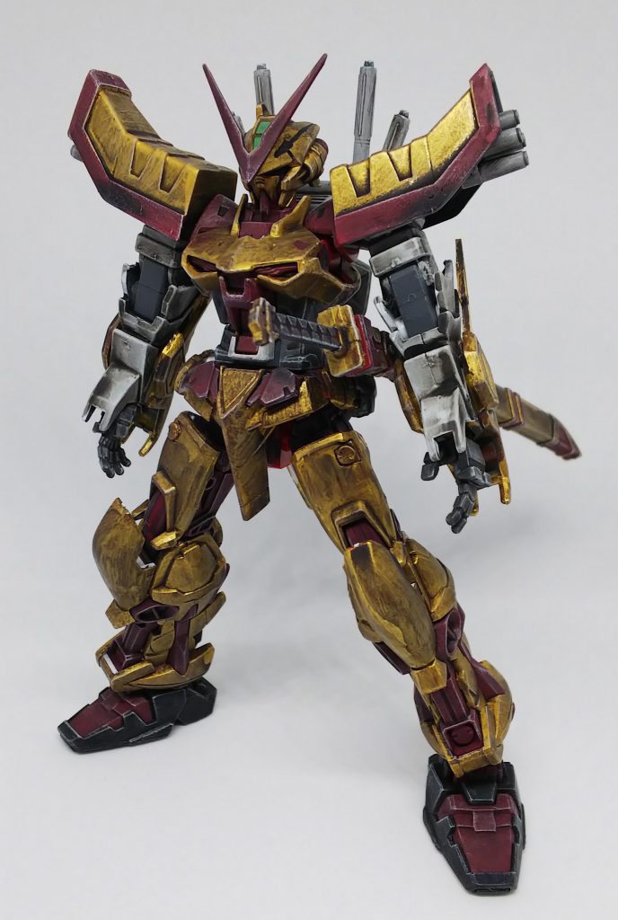 基本的にレッドフレームとドラゴンガンダムのニコイチですが、肩二の腕のみストライクルージュのパーツが使用してあります。