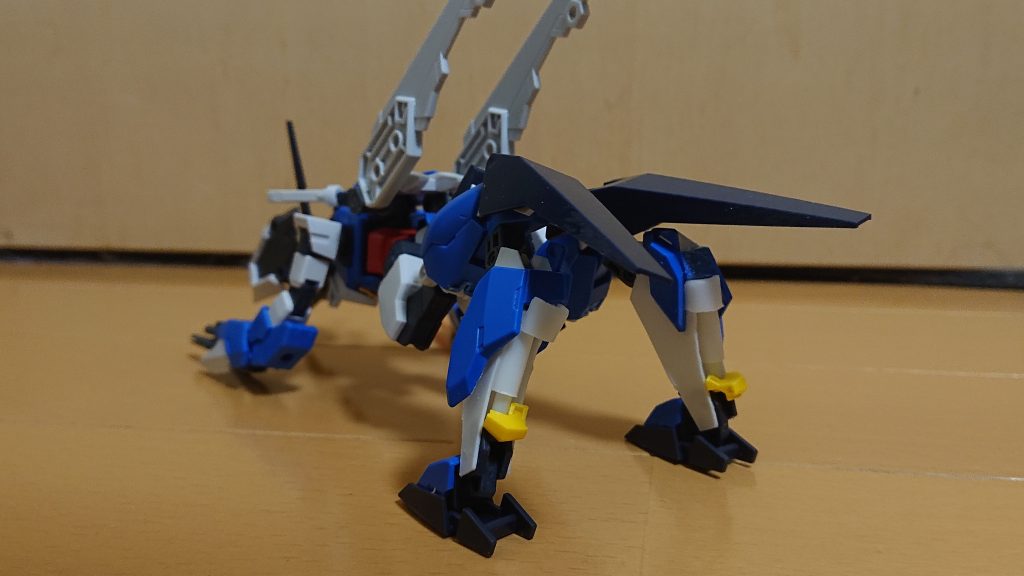 最初から四脚以外にするつもりがありませんでした。
基本的にはアースリィをベースに作っています。
足後半はプラ板から自作です。