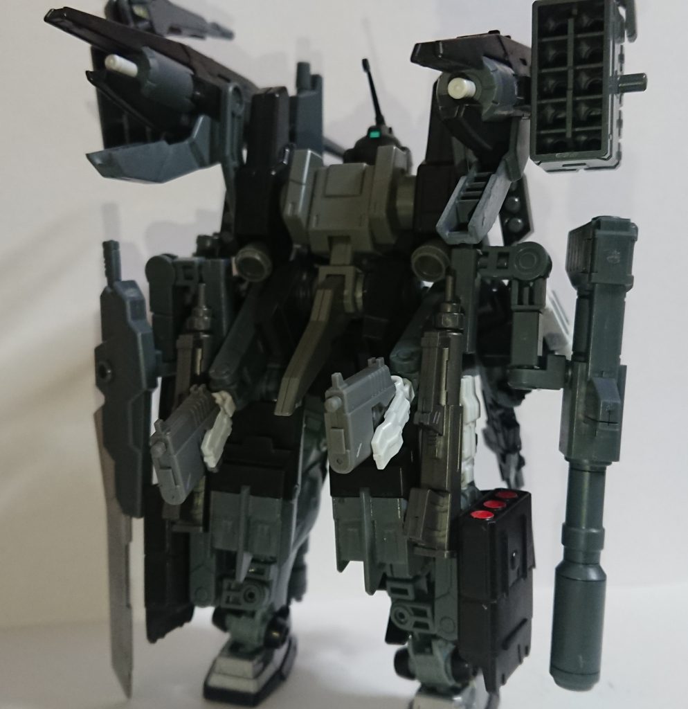 後ろ姿はこんな感じです。サンダーボルトのフルアーマーガンダムをイメージしてたら色々と装備を着けてました。使ったらパージしていく感じを(^^;)