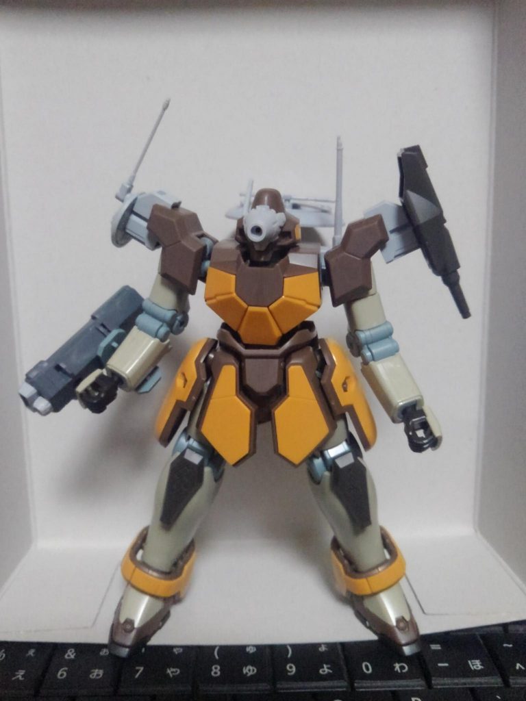 制作過程の画像です。
この段階では、左肩の追加パーツは砲塔そのままになっています。
※あくまでイメージのメモとして撮っておいた写真なので・・・