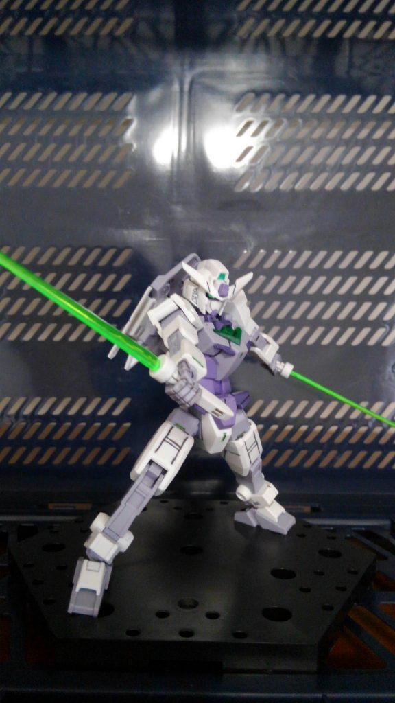 武装は背面のビームサーベルと頭部のバルカンです。