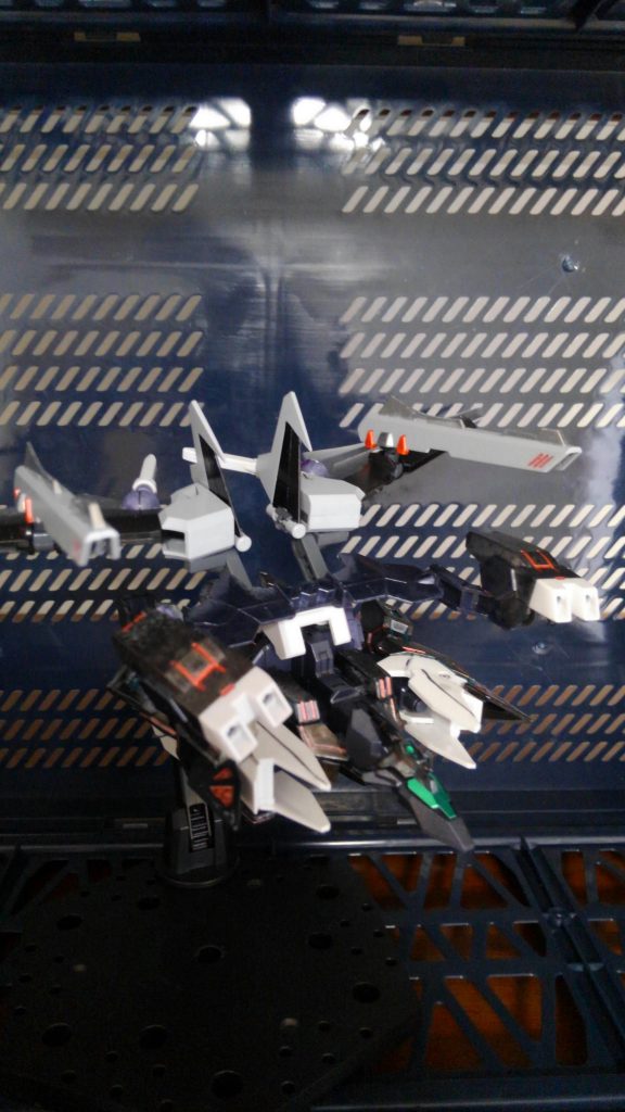 ノワールストライカーⅡです。
ノワールストライカーを追加した支援ユニット形態です。これにより火力や機動性を強化という設定です。
塗装はガンダムマーカー、ツヤありトップコートで仕上げてます。