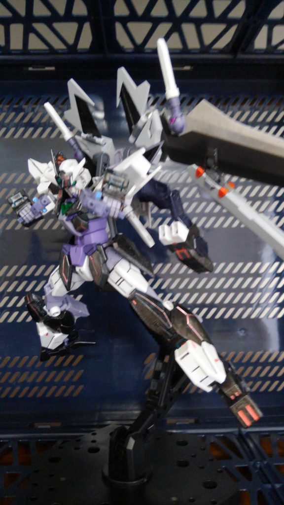 ヴィートルーガンダムノワール！！

ストライクノワールのメイン武器、ビームライフルショーティは腰のサイドアーマーにマウントしてます。