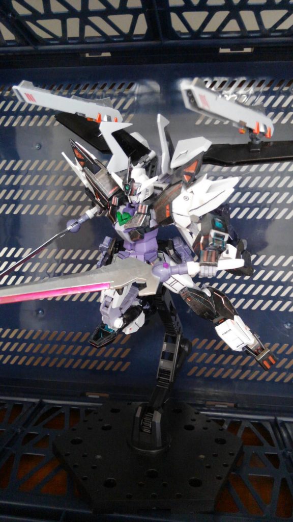 ノワールストライカーに搭載されているリニアガンです。
支援ユニットの際は支援武器にもなりますが、ドッキング後は近距離で相手を撃ち抜くことでよりダメージを与える戦い方になります。