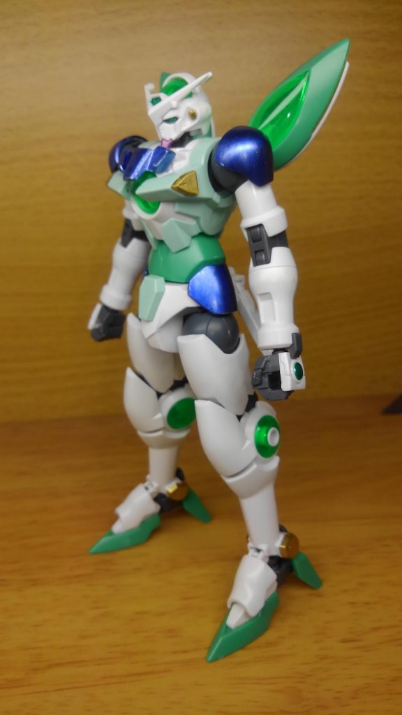 コンデンサ以外はマーカーで塗装しました！使用したのは　ガンダムグレー・メタグリーン・メタバイオレット・ゴールド
胸のグラビカルアンテナは短く切り飛ばしてリボンっぽく