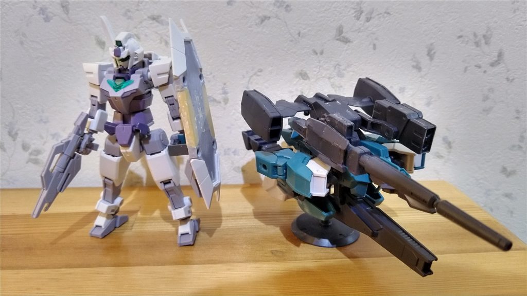 塗装前の状態です。弄ったのは頭部とシールド、ヴィーナスアーマーの砲身ぐらいですかね。
今更ですがヘイズルアーマーを作った時にアーマーの白い部分(共通以外の所)が余っていたので、赤メインで作るならばヴィトルーではなくマーズフォーを買えば良かったなと思いました。