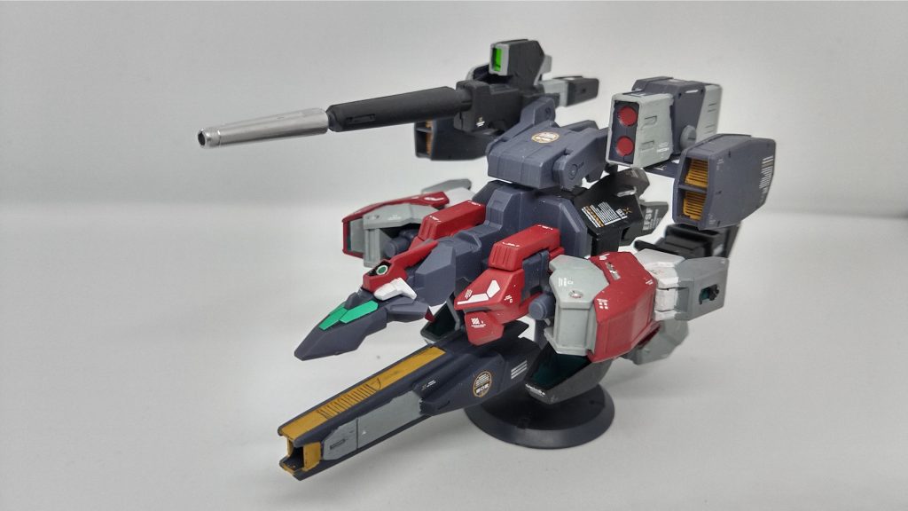 簡易型ヴィトルーアーマー 簡易型としてハンドミサイルポッドが省略されて火力が落ちているが、腕部ハードポイントが使用可能になるので汎用性が上がる。