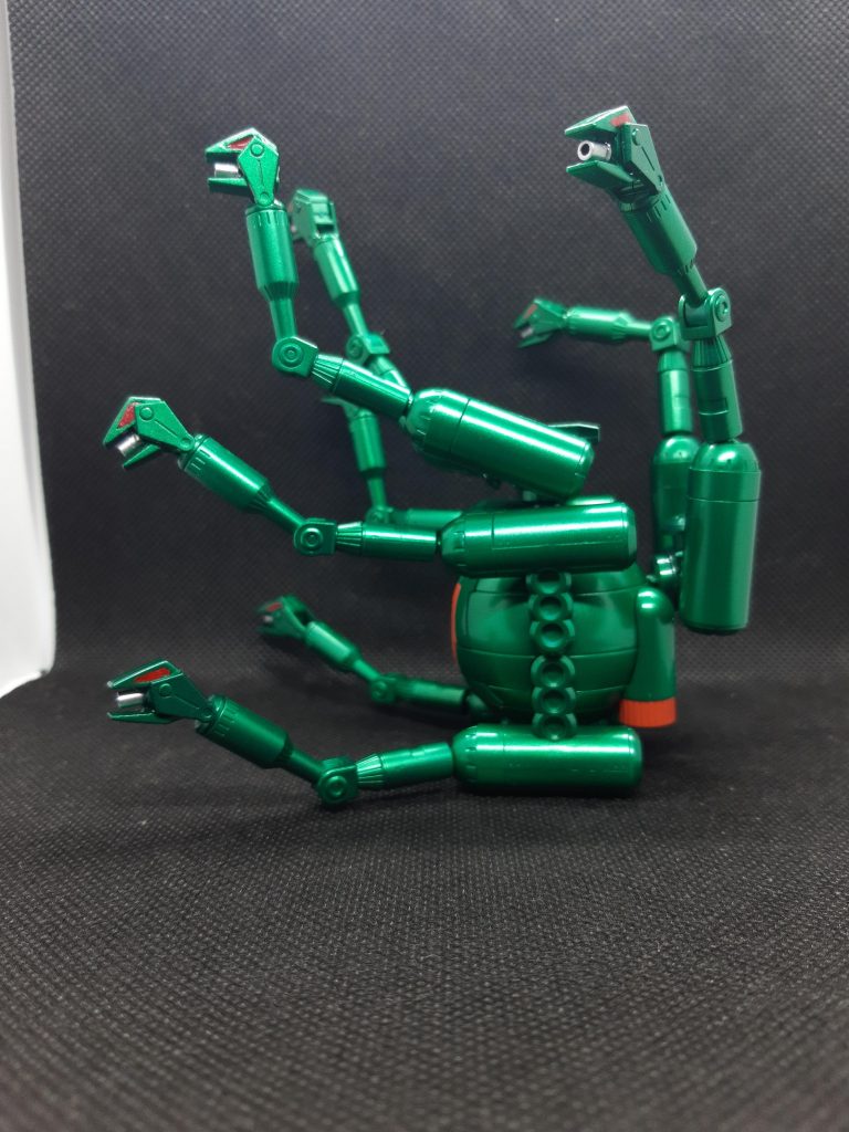 横から。2連装キャノン砲の基部を2つとアームを4機分使用。
塗装はMr.COLORのメタリックグリーン。赤をワンポイントで残すことで、ボールらしさも残せたつもりです。