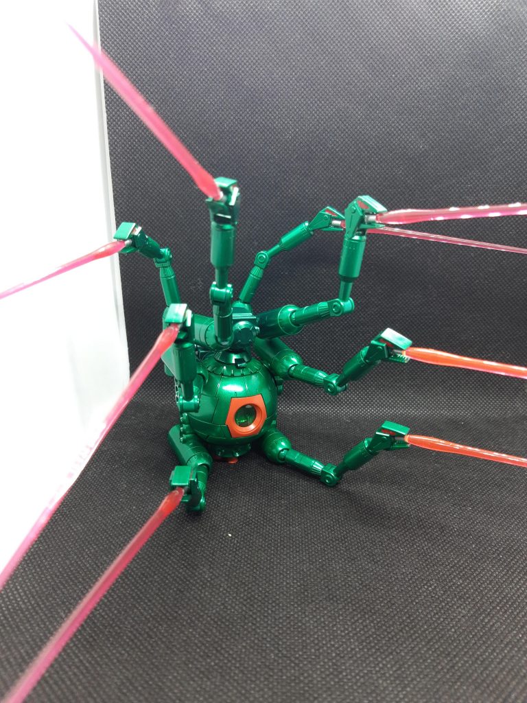 これがやりたかったのです。一応GBNでも戦えるつもりのビームサーベル8本装備。牽制用の低出力ビームガンも兼ねている設定。