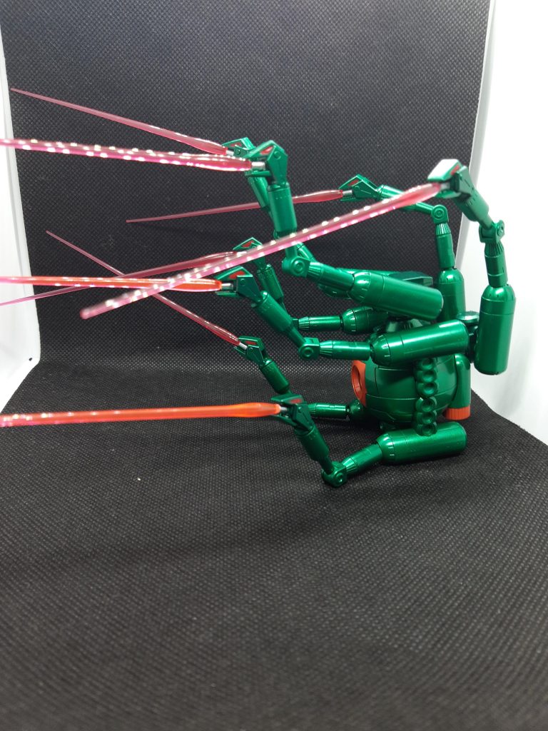 横から。操縦が下手だと自機のアームを切り落としてしまいそう。