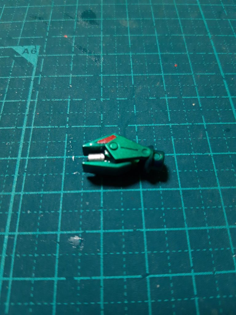 アームの穴を埋めて赤で塗って目にしました。砲口はジーキャノンのキャノン砲(Gキャノンマグナの付属パーツ)を使用。