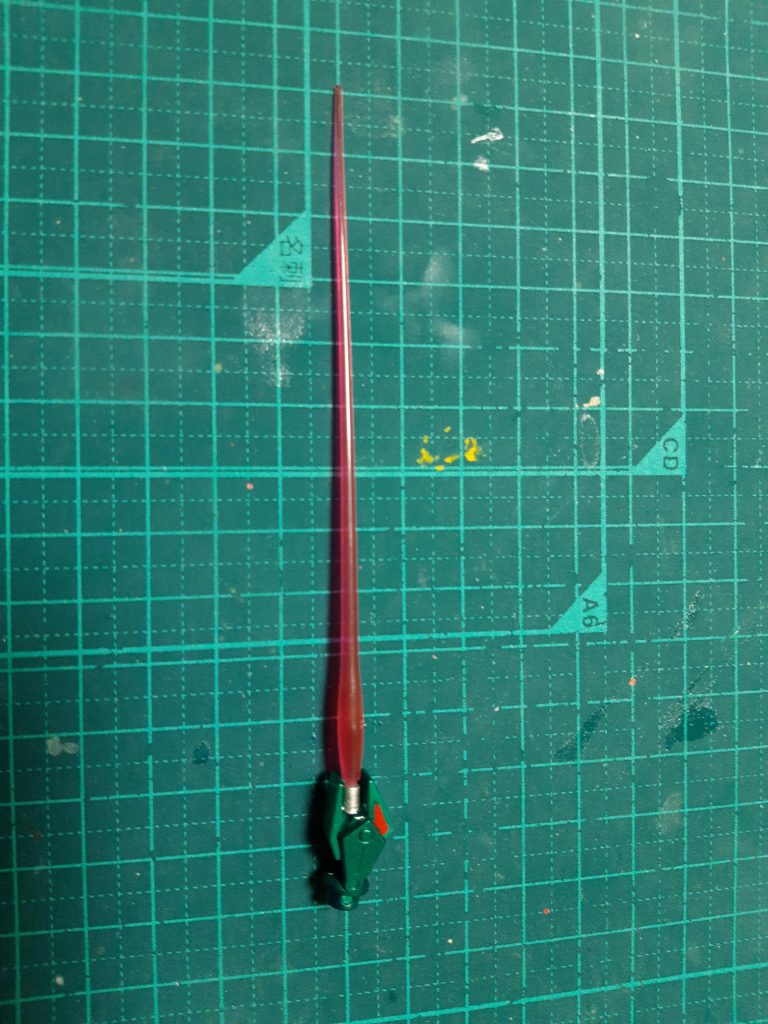 砲口をドリルで広げてビームサーベルをはめれる太さに調整。