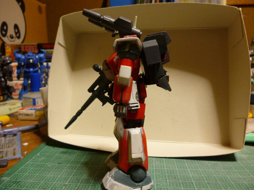 塗装前の状態です。
主な改修点は

・先ほども説明したバックパック、肩アーマー、左腰のファイア・ナッツ、手首、足裏のバーニア
・コクピットハッチをプラ板とエポキシパテで重装甲化
・肘アーマーを切り離し、旧キットから移植
・膝アーマーを切り離し、旧キットのパーツをベースにプラ板等で加工したモノに置き換え
・スネ外側のパーツを切り離し、旧キットから切り取ったスラスターパーツを移植
・靴底の部分をプラ板で一回り分厚く加工

大体こんな感じでしょうか？
ちなみに、キャノン砲の取り付けにもちょっとした工夫を凝らしてみたのですが、それについては後ほど説明いたします。