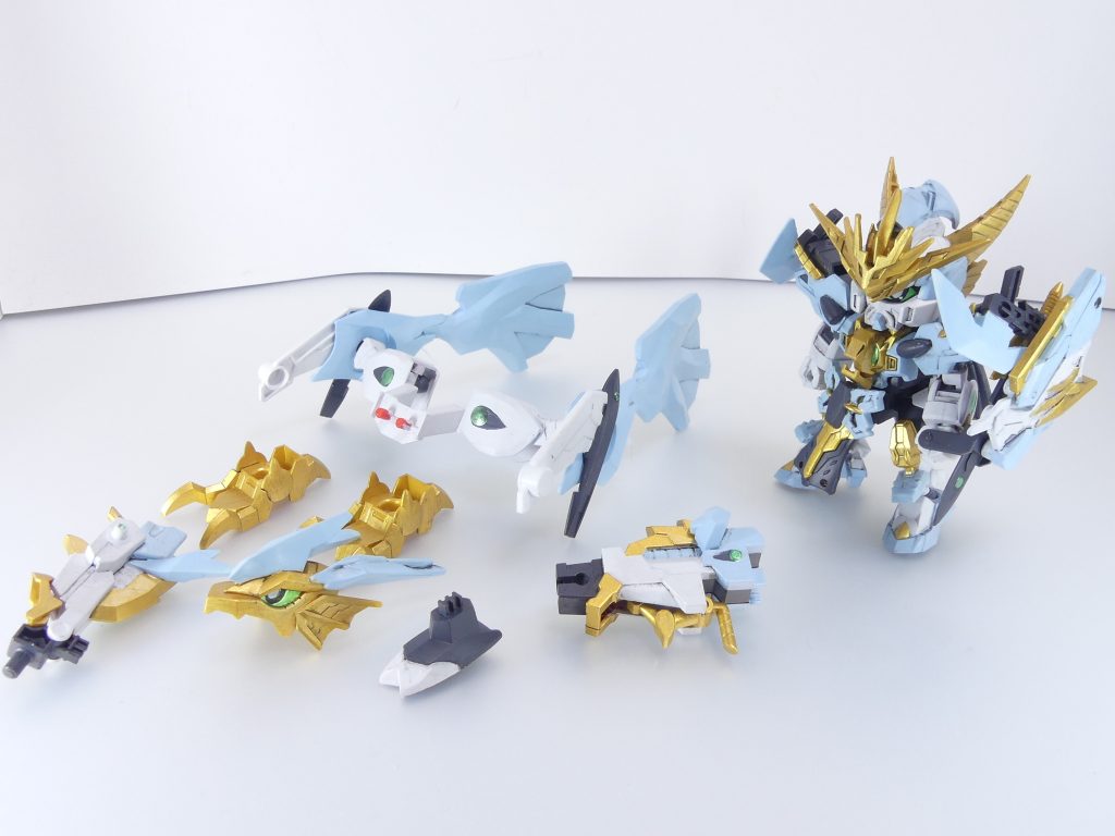 ドラゴンフュージョン!腰を前後逆にし、ガンデバイスを膝に装備、ヴァルキと同様のガンドラゴンパーツ(ドラゴン頭のみ専用接続パーツで右肩にジョイント)を合体・・・