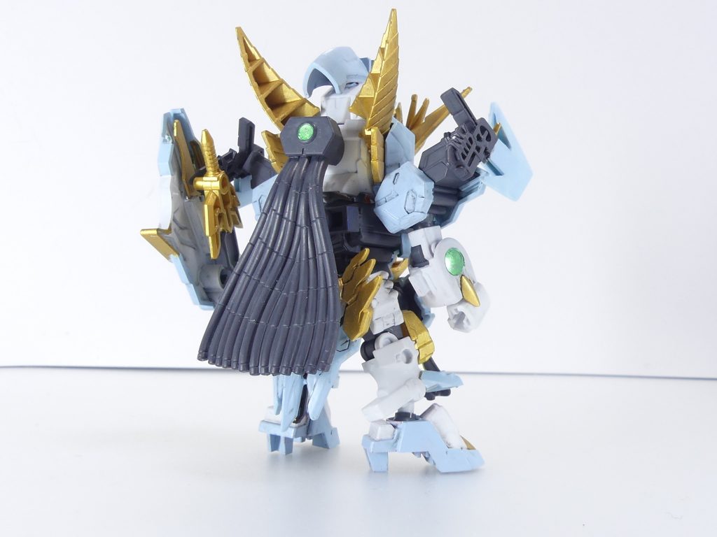 後ろから。ガンホーンや耳、クーリング・コード、胸アーマーなども持ってきます。背中はジョイントが合わないのでインジャスティスウェポンズから持ってきてAGP2穴を形成。クーリング・コードはボールデン接続です。ドラゴン系のガンプラは多くがSDガンダムに集中されますが、それとは別にドラゴンが数多く立体化されているシリーズがありました。・・・ポケプラ、自分の領分です。キュレム3形態から凍り付いたパーツを持ってきてシルエットを変えています。角はデュナメス、ヴァルキ、ホワイトキュレムあたりの合わせ技。