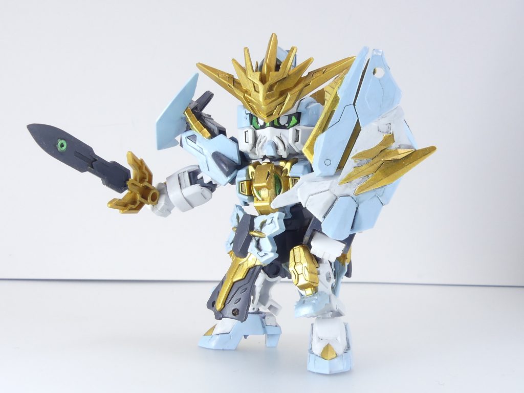 GNガンソード:ヴァルキランダーと同形の宝剣。GNガンシールド:氷の力を持ったシールド。ヴァルキランダーと同様にガンソードを収納可能。黄忠のシールド裏の3ミリ穴にガンシールドの持ち手を合わせます。ヴァルキの時に書き忘れましたが、ガンシールドの持ち手にガンソードを収納できます。