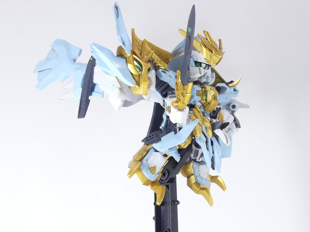 竜合身(ドラゴンフュージョン)モード:ガンドラゴンと合体することにより、戦闘能力は飛躍的に高まる。氷の力を自在に操るぞ。ウイングはスワンウイングの先端を切り飛ばしてブラックキュレムの翼(2匹分)。ブラックキュレムの組み立て用の穴が無改造でぴったりはまります。スワンウイング中間ジョイントの間隙が埋まるため手前方向への可動は弱くなりますがボリュームは十分。