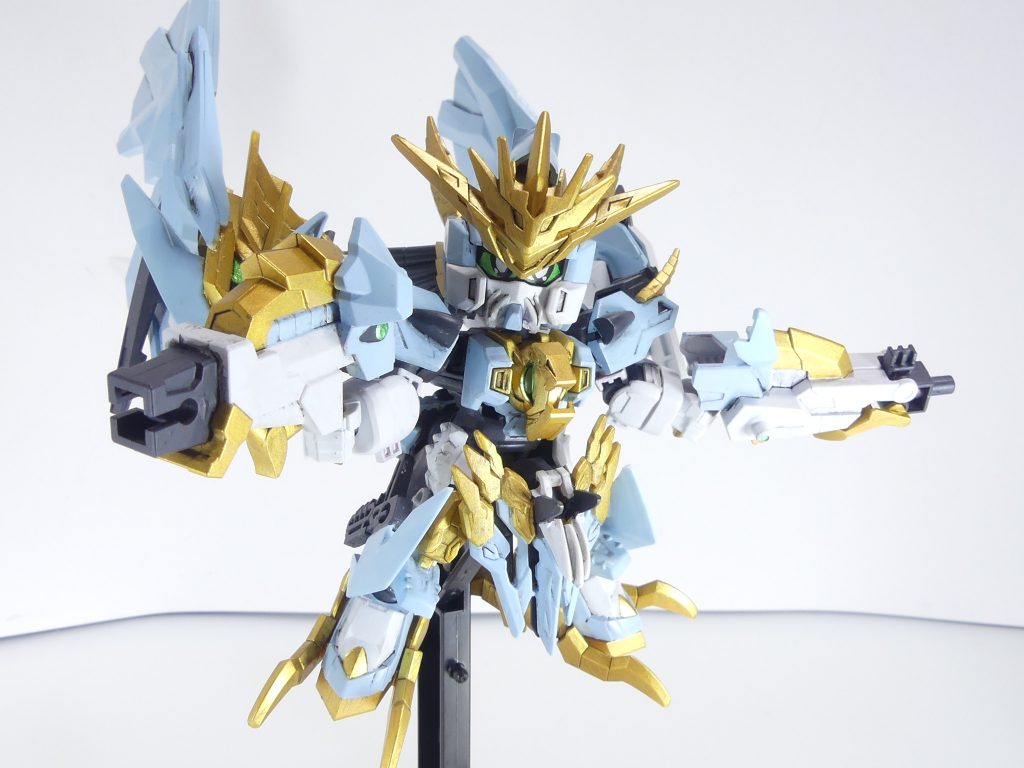 GNアイシクルデバイス・GNフリージングデバイス:左手に持ったアイシクルからは収束タイプの冷気を、右手に持ったフリージングからは拡散タイプの冷気を放射する。変形に関係のない部分にキュレム達からパーツを移植してシルエットを変えます。