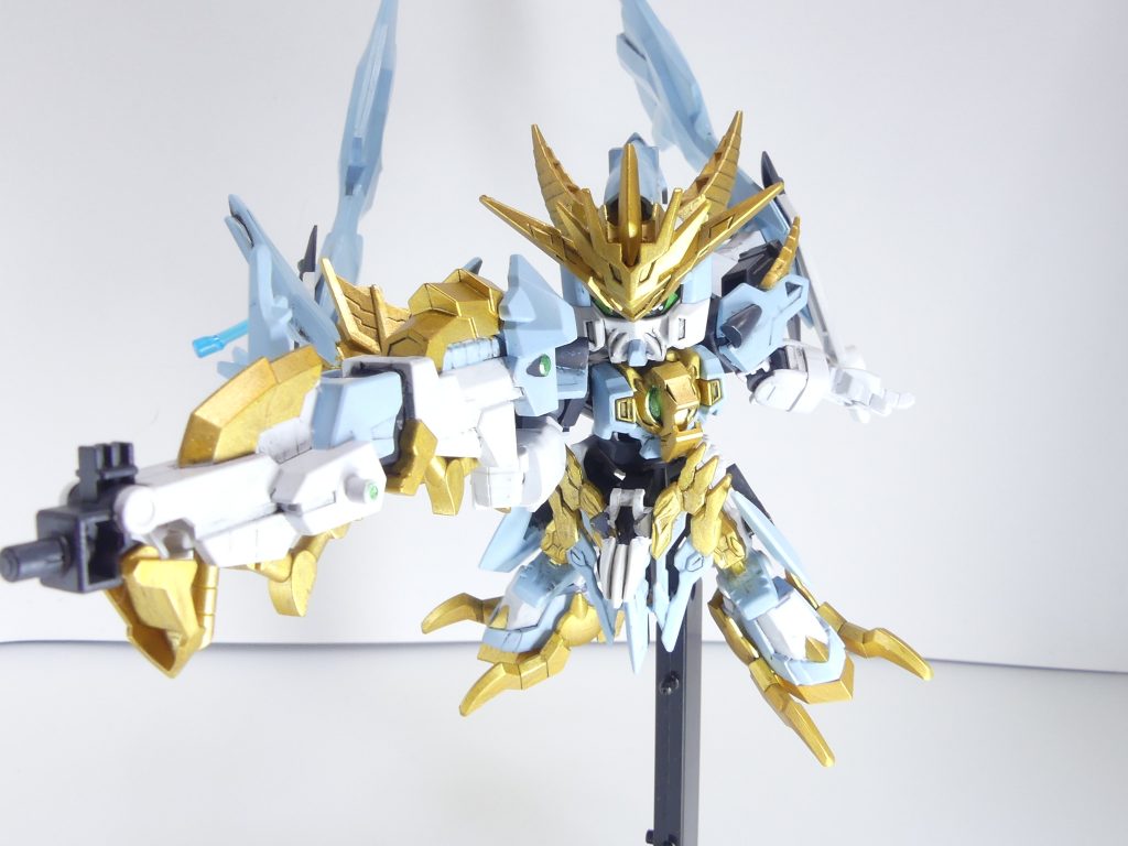 GNメガアイシクルデバイス:アイシクル・フリージングの両デバイスを合体させた大型銃。増加も含めたクーリング・コードを伸ばし、全力の一撃を放つ。ちなみにダゴンズ・ジョーはヴァルキと同様胸部に存在、必要なときに展開する。・・・創傑伝は結構肩口から下の保持力が弱いような気もします。