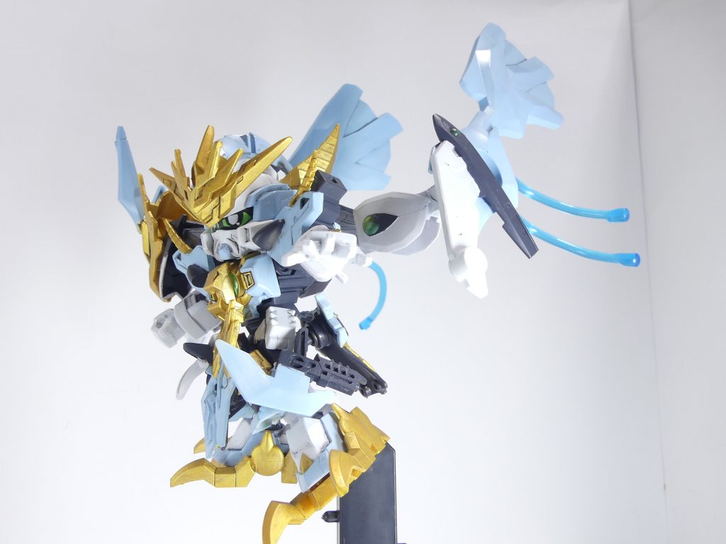 増加クーリング・コード:冷気を操るスカイブルーガンドラゴンは、翼部分にも追加の冷却コードを持っている。平手:シルエットブースターが1個あればサイズはともかく案外簡単に作れるLGBB用平手。左のみ作成。ブラックキュレムのオーバードライブ用コードを延ばしてみたり。手首はヴァルキに合わせて白で塗装。