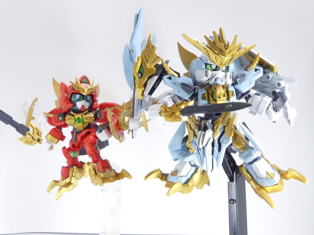 第73改「想像の仲間達」想像の中にいる仲間。それがいるだけで幸せだった頃。~フレディのストーリーミッション。「宙渡し」のお祭りの最中~・・・僕、嬉しいんです。こうやって「仲間」がいて・・・この場所で「チーム」として、戦ってるんだなって事。初心者の僕は、まだまだですけど・・・ヒロトさんやメイさん、カザミさんのような(「俺が最初じゃねぇのかよ」と突っ込み)・・・皆さんと出会えて、なんだかちょっとだけ強くなれたような気がするんです・・・。ほんの、ちょっとだけですけど。・・・今だと笑っちゃうような話。ずっと一人だったから・・・ヴァルキランダーを作っているときに、いろいろと別のアイデアが湧いてきちゃって。「そういうガンプラが助けに来てくれたらいいなぁ」なんて・・・ヴァルキランダーの「仲間」っていうか・・・そ、その・・・*「自分の作ったガンプラが主人公のオリジナルストーリー」*とかって、誰でも考えるものなんでしょうか・・・?ガンドランダーって、結構資料が少ないって言うか、SDの中ではマイナーって言うか・・・だから、だから・・・ヴァルキランダーの先輩と言うか、氷の力を操るガンドラゴンと友達の・・・・・・無理すんな?あ、はい、そうですよね・・・ところでカザミさん。カザミさんのジャスティスナイトは、どういった経緯で「騎士」に・・・「正義の騎士」。俺がジャスティス・カザミだから・・・あ、はい・・・。