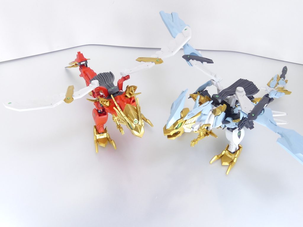 2つのガンドラゴンを並べて。シールドは形状が違いますが、ヴァルキと全く同じ変形をできるようにしておきました。翼は1パーツだったヴァルキと違いブラックキュレムの翼がはまっている部分で縦方向に可動します。