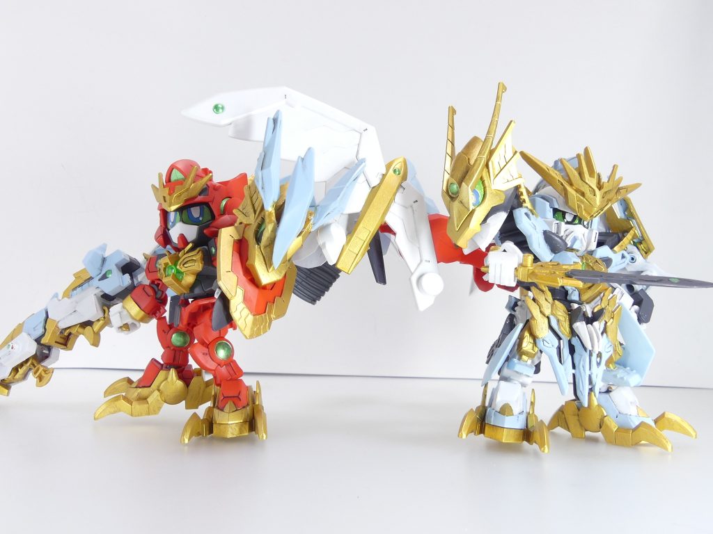 双竜合身(ドラゴンクロスフュージョン):ヴァルキとサダルス、2人の絆が最大に達したとき起こる奇跡の形態。お互いのガンドラゴンパーツを入れ替えることで炎の力と氷の力が一つに。それぞれが2倍以上の力を発揮できるぞ。ガンデバイスとドラゴン頭接続パーツ以外は相互で合体可能です。どこか昔のSDっぽい設定も付けて。