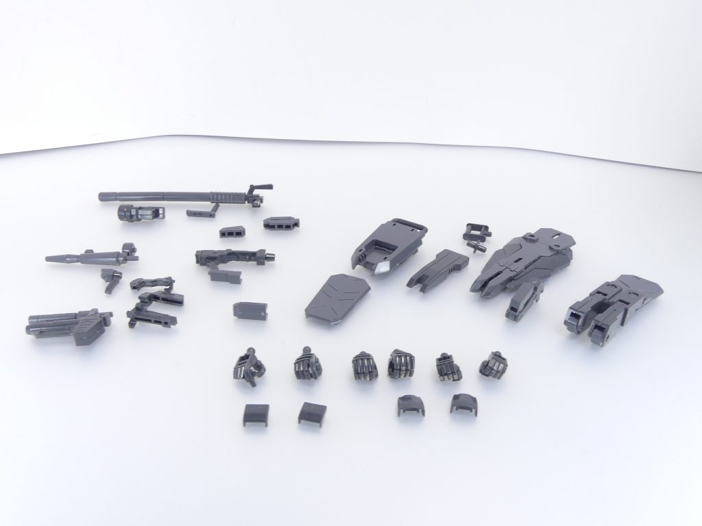 セット内容。・ビーム・ライフル(一式)・シールド(一式)・銃持ち手首(連邦・ジオン各×1)・武器持ち手首(連邦・ジオン左右各×1)・手首用甲パーツ(連邦・ジオン左右一式×1)・・・とはなっていますが、今回の武装にジオン系パーツはありません。ただし、システムウェポンキット002を持っている場合は・・・下記。