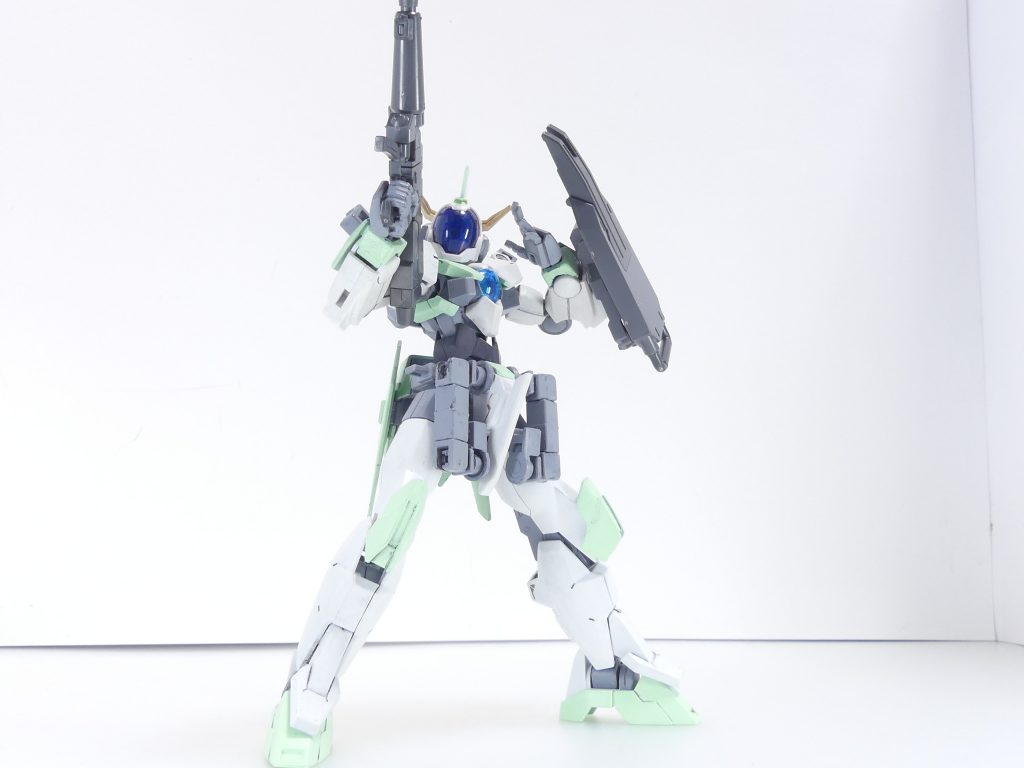 ビーム・ライフル:ガンダムGP-01あたりが参考か。一般的な円形スコープ付きのビームライフル。シールド:陸戦型ガンダムが所持するシールド。基部を中心に多くの形態に組み替え可能。ビーム・ライフルをまずはビルドハンズで持たせる。奥までははまりません。ライフル基部は1個しかないため一度に作れるのは1個。シールドは3ミリ穴。3ミリ軸への変換パーツ、持ち手パーツが付属。こちらも基部は1個のみ。