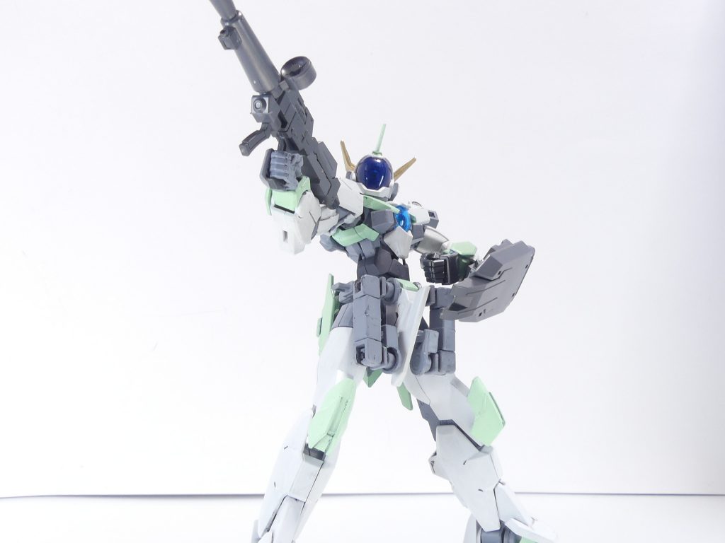 ビーム・ライフルは基本3形態に組み替え可能。うち2形態で使用するパーツなども多くバリエーションは数えきれません。こちらは通常タイプのライフル。スコープ部分は可動。