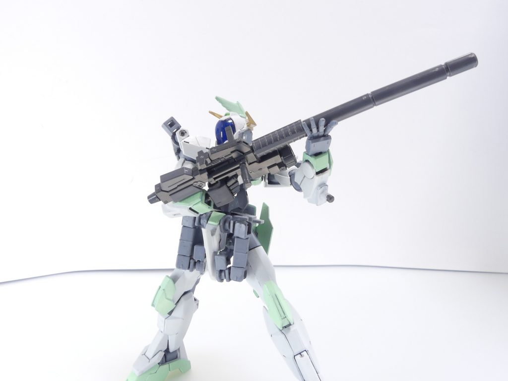 ビーム・ライフル(ロングタイプ):超射程に対応する狙撃用ライフル。組み付けはシステムウェポンキットの中でも至難。特にこちらのロングバレルは自分でも長い軸を折りそうになりました。この反省を受けてか、次回紹介の004では接続方法が変更されます。※追記※軸が途中で詰まった場合はヒーターなどで暖めながら注意深く外してみましょう