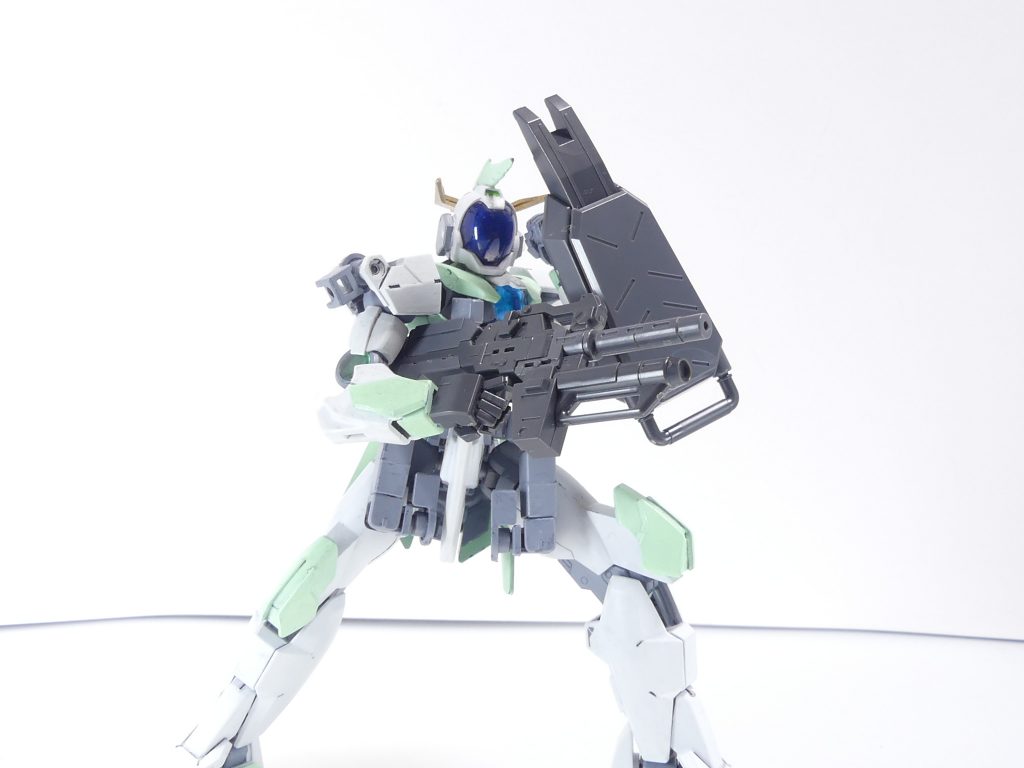 シールド(装甲追加型):1枚装甲板を追加し防御力をアップ。ビーム・ライフル(ショートバレルタイプ):短銃身、市街地戦などに効果を発揮するライフル。シールドの各種追加パーツは、シールド基部のスリットに組み付けるか先端パーツごと取り替えます。